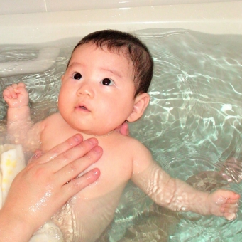 赤ちゃんのお風呂 ママ一人でどうやって入れる 便利だったグッズを紹介します Ami S Blog